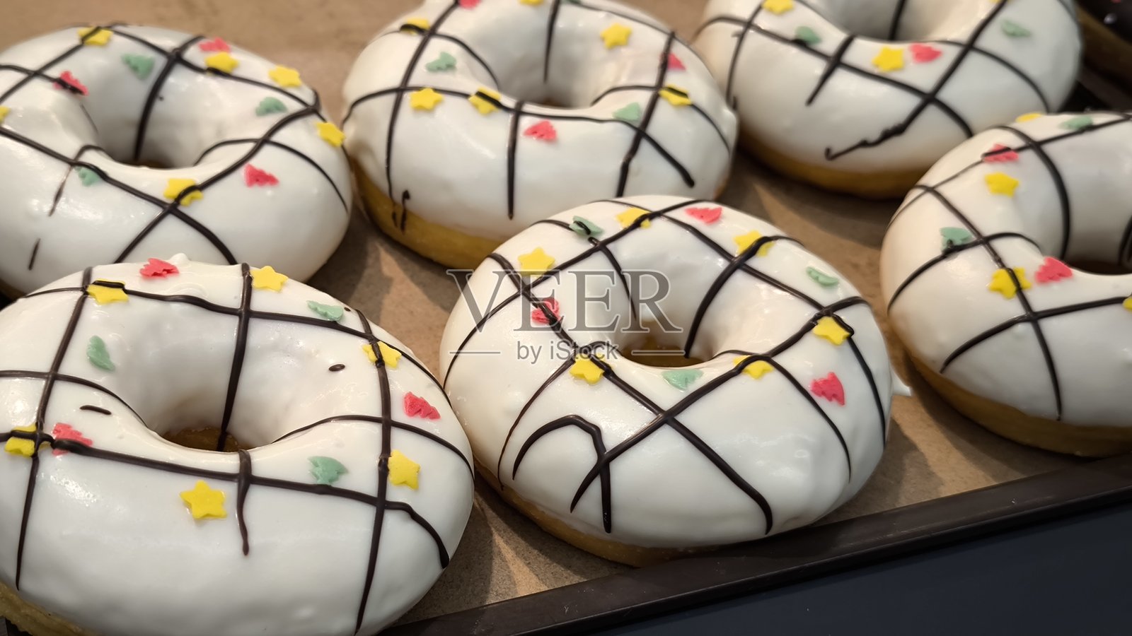 甜甜圈是油炸或烘焙的糕点，质地类似于蛋糕。照片摄影图片