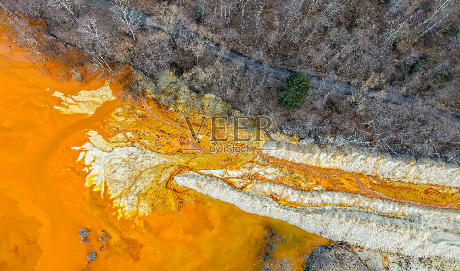 罗马尼亚罗斯亚蒙塔纳附近的格亚马纳铜矿开采造成的自然污染和水体污染照片摄影图片