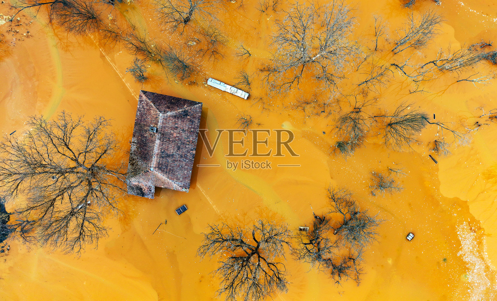 罗马尼亚罗斯亚蒙塔纳附近的格亚马纳铜矿开采造成的自然污染和水体污染照片摄影图片