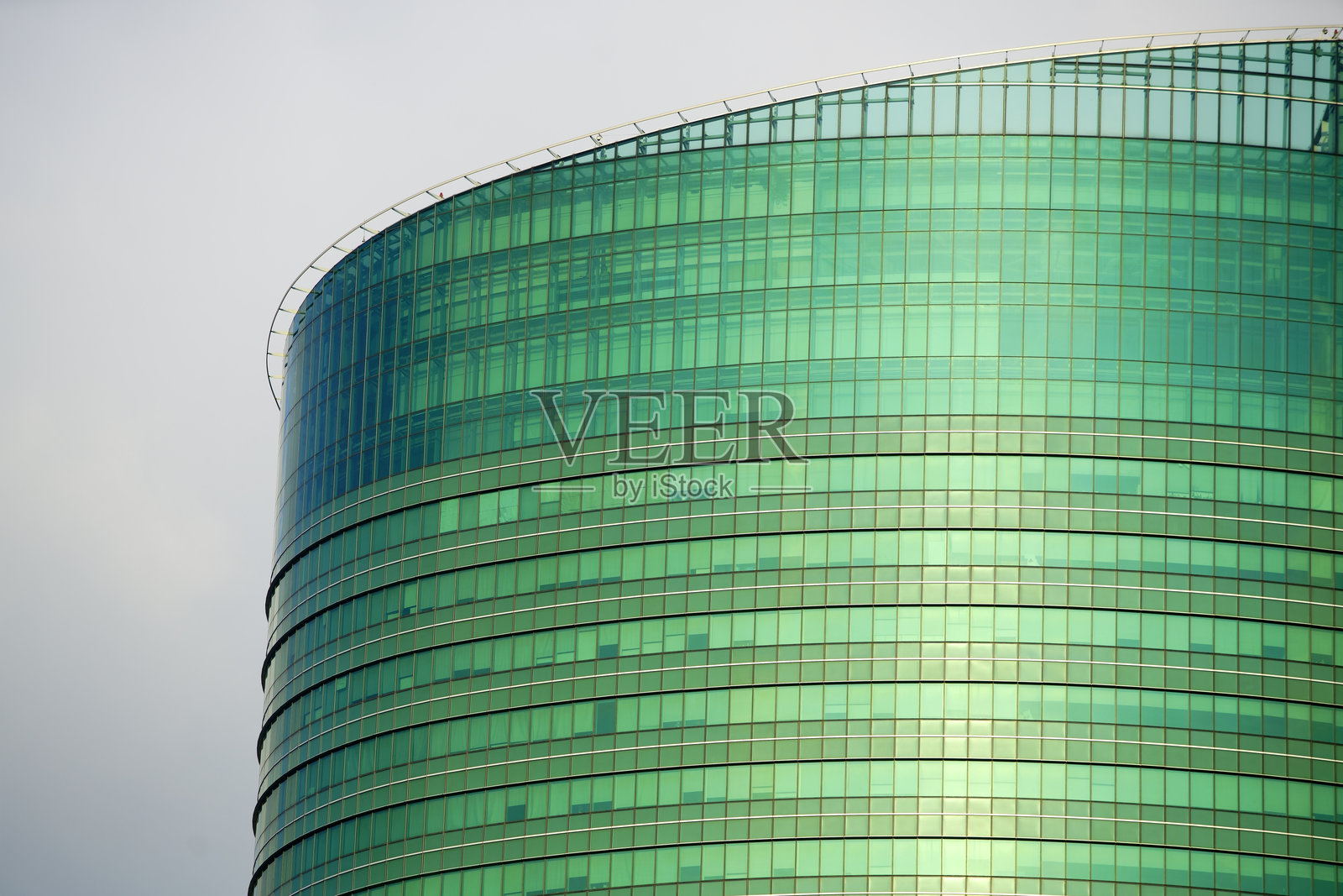现代绿色玻璃建筑立面的建筑设计照片摄影图片