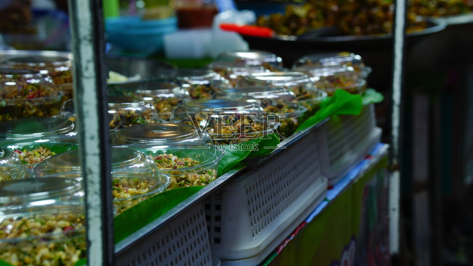 泰国清迈步行街的旅游景点出售的泰国美食特写。照片摄影图片