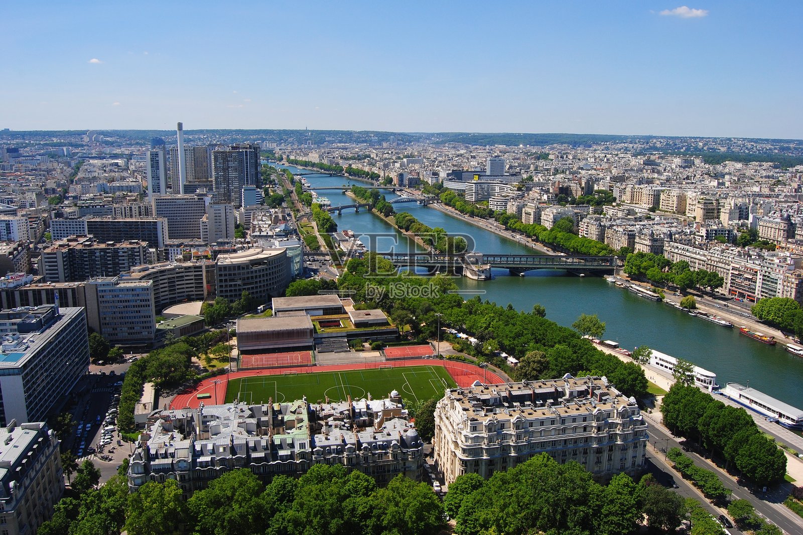 巴黎及塞纳河的鸟瞰图。视角朝向人工岛塞纳岛。照片摄影图片