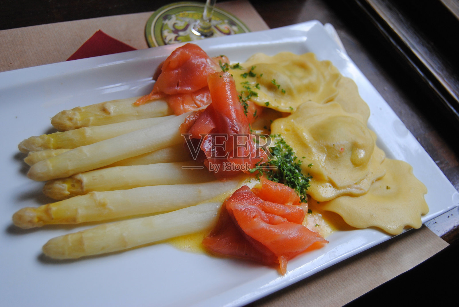 比利时弗拉芒风格的三文鱼和芦笋照片摄影图片