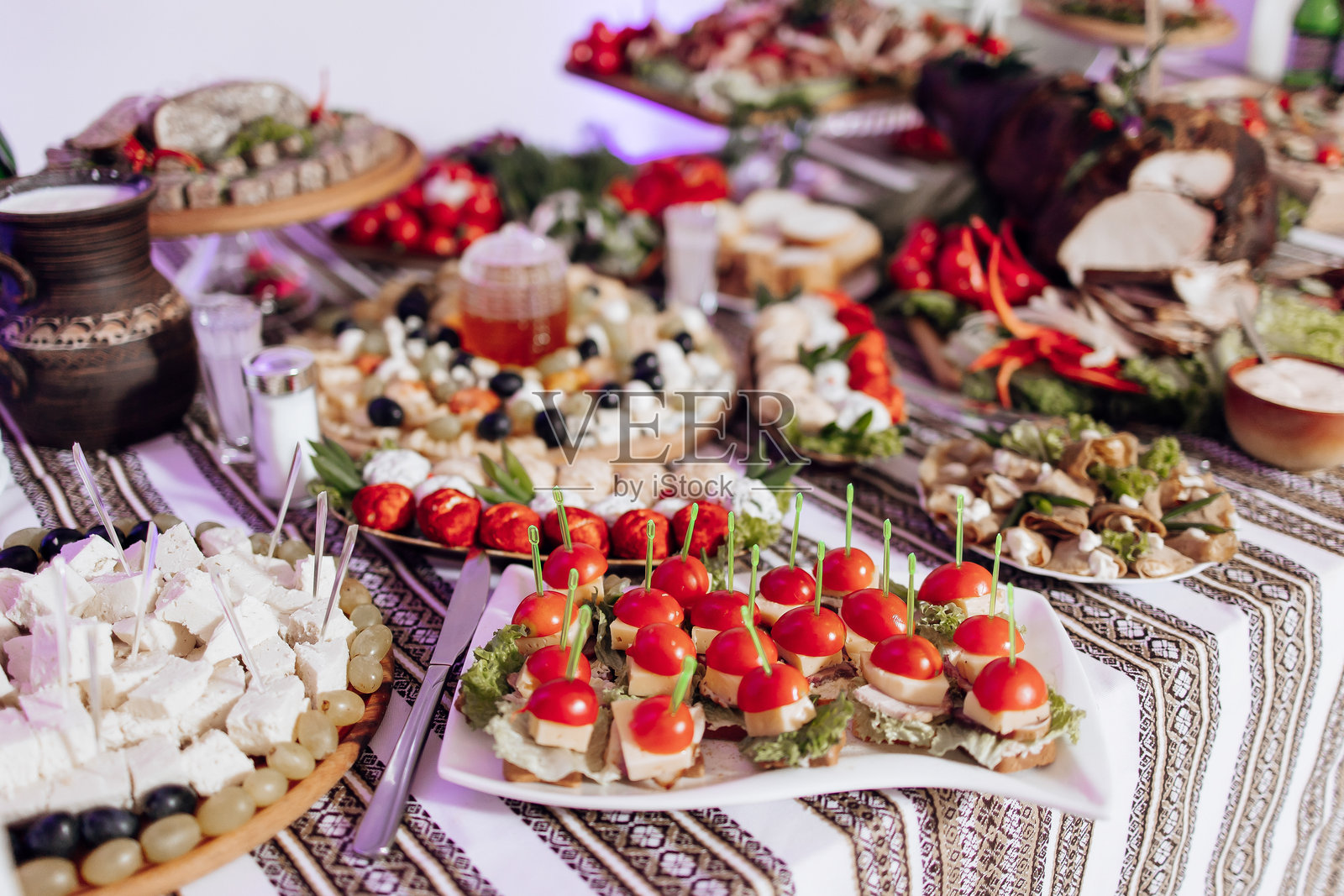 一张桌子上摆满了各种食物，包括三明治和沙拉。照片摄影图片