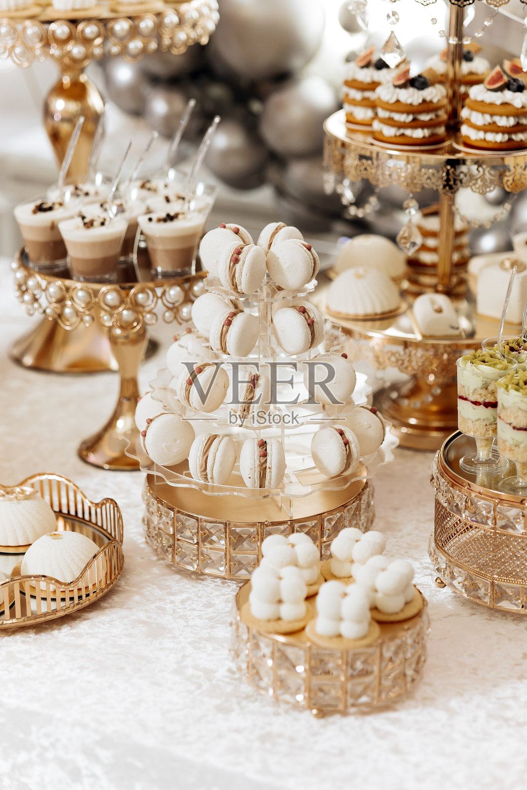 一桌甜点，包含一座马卡龙塔照片摄影图片