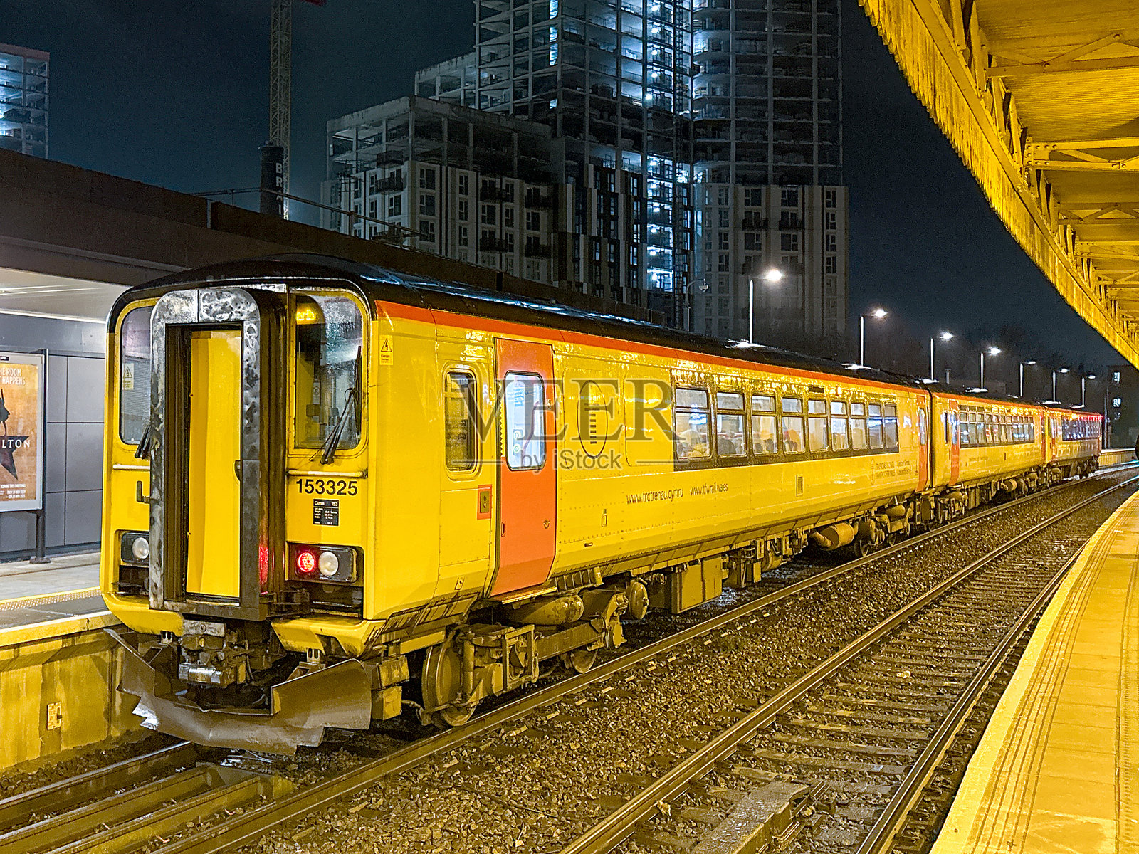 卡迪夫中央火车站夜间的柴油通勤列车照片摄影图片