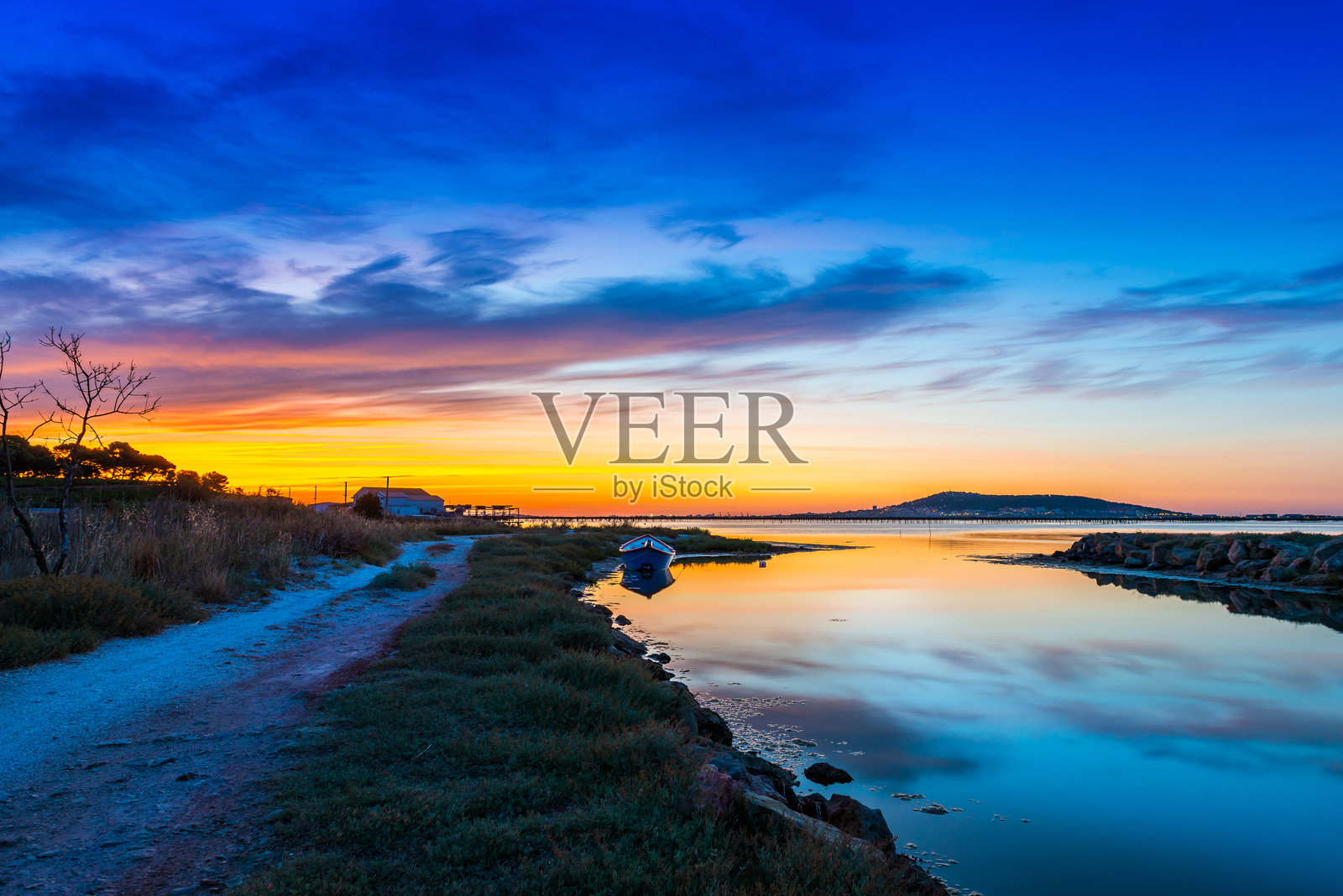 法国奥克西塔尼大区埃罗省的索尔湖，日出时分照片摄影图片