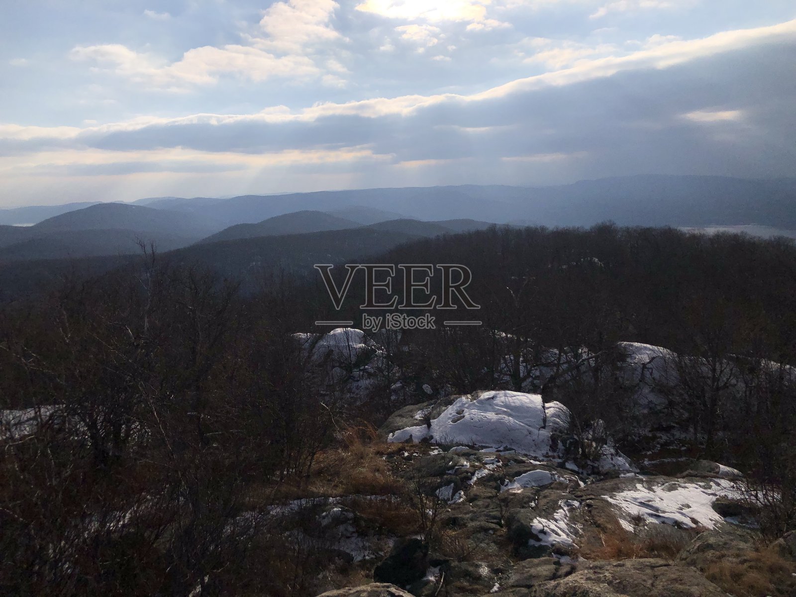 纽约州哈德逊高地州立公园一月雪中的南灯塔山景观。照片摄影图片