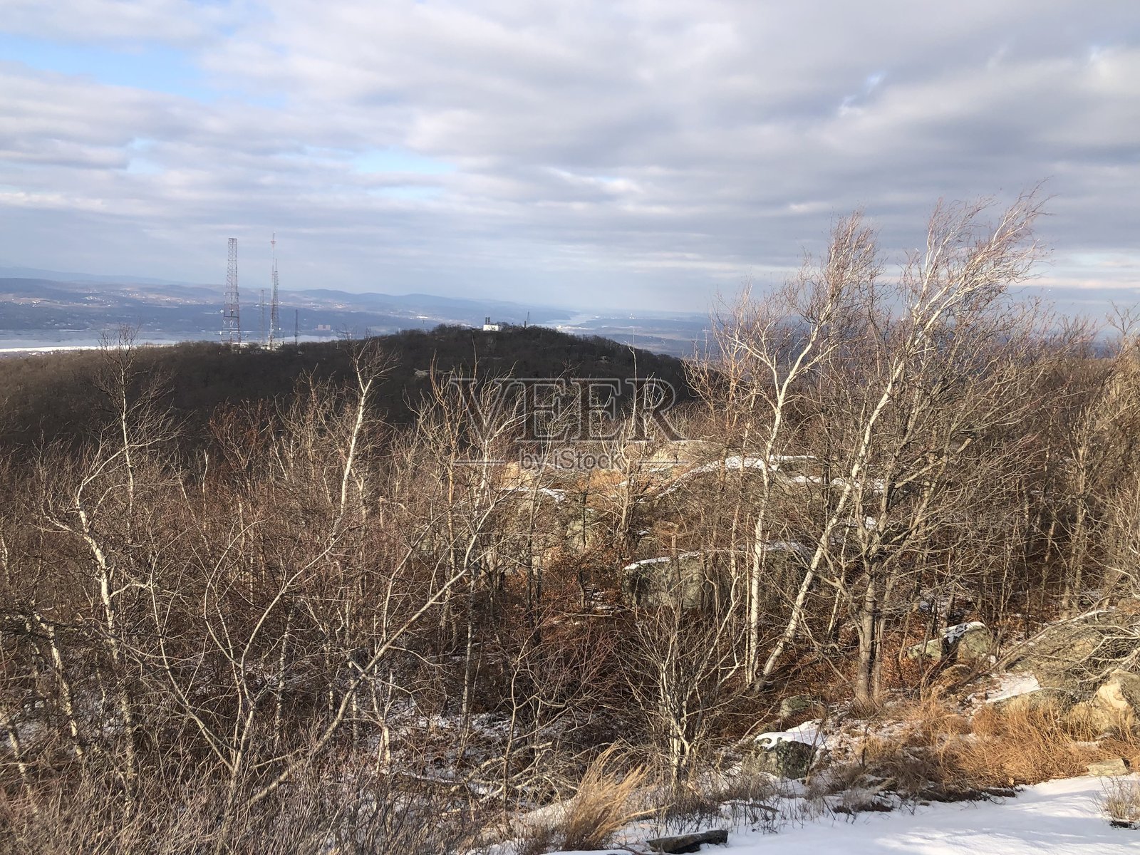 纽约州哈德逊高地州立公园一月南灯塔山的雪景。照片摄影图片