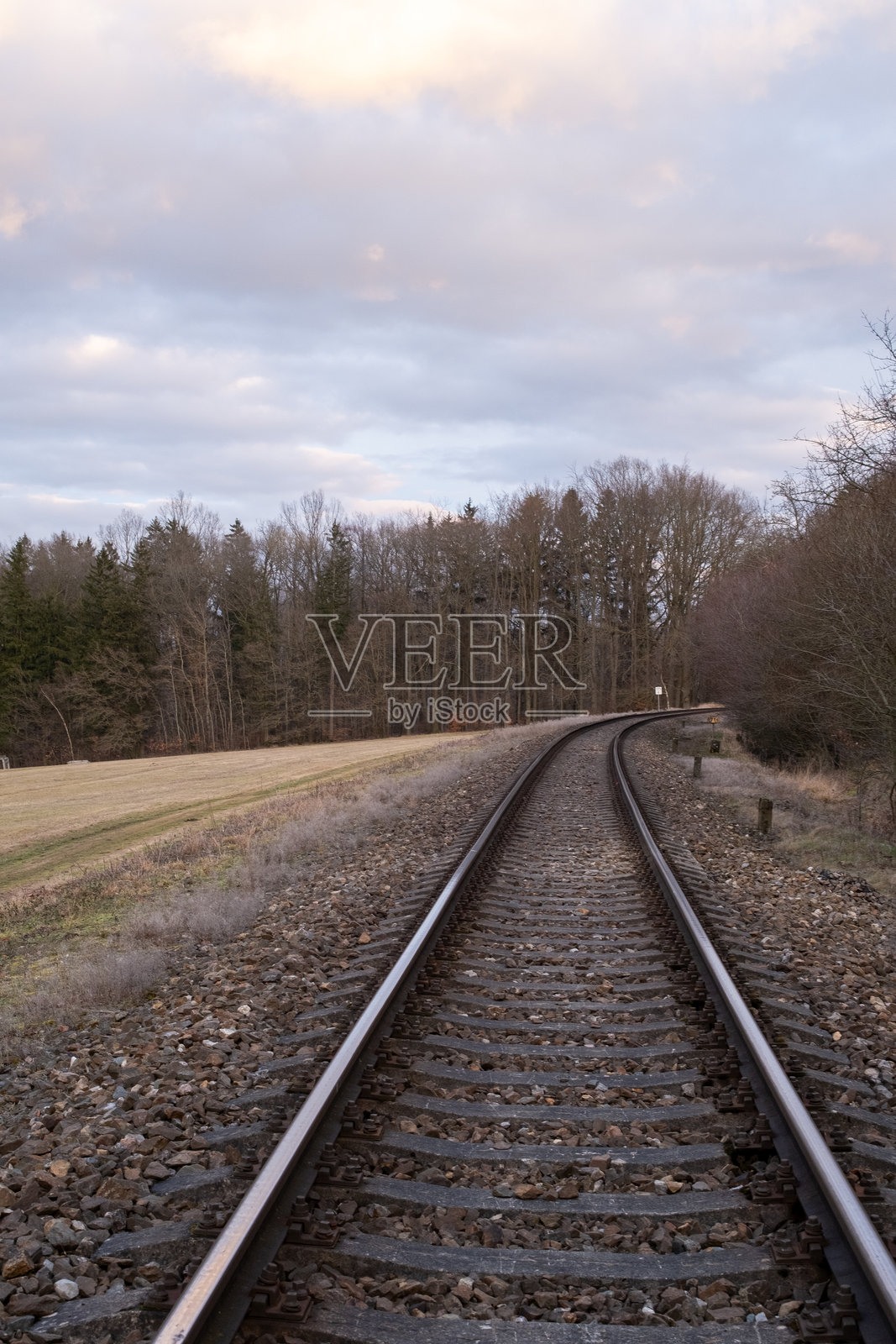 乡村风景中的弯曲铁路轨道照片摄影图片