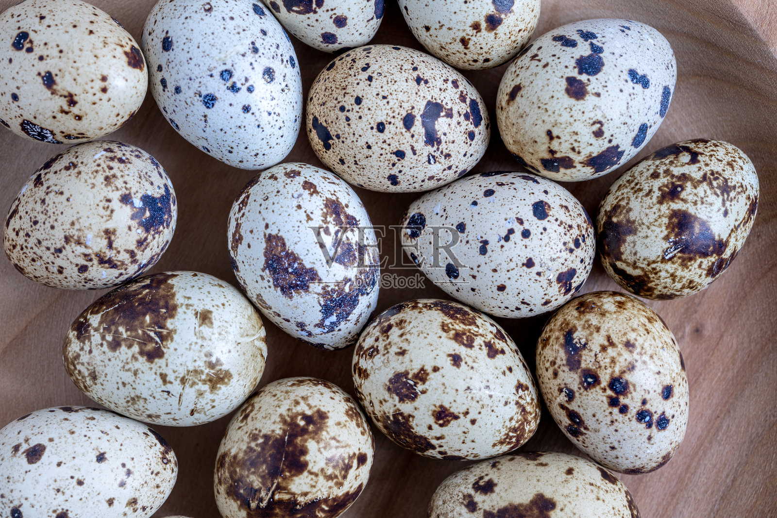 复活节鹌鹑蛋。春季背景下的小复活节鹌鹑蛋。复古照片处理。照片摄影图片