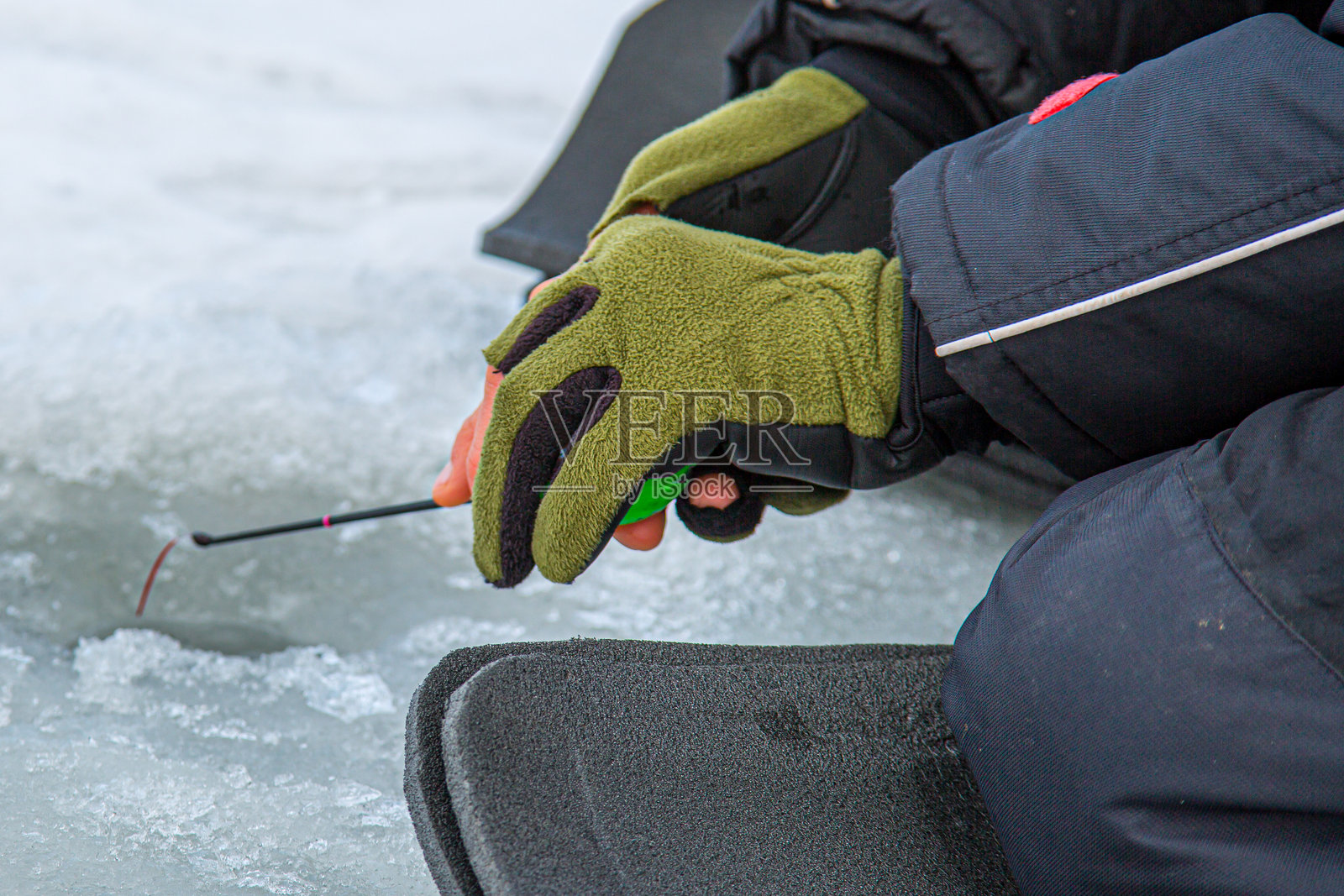 冬季河流冰冷的钓鱼。冬季钓鱼。照片摄影图片