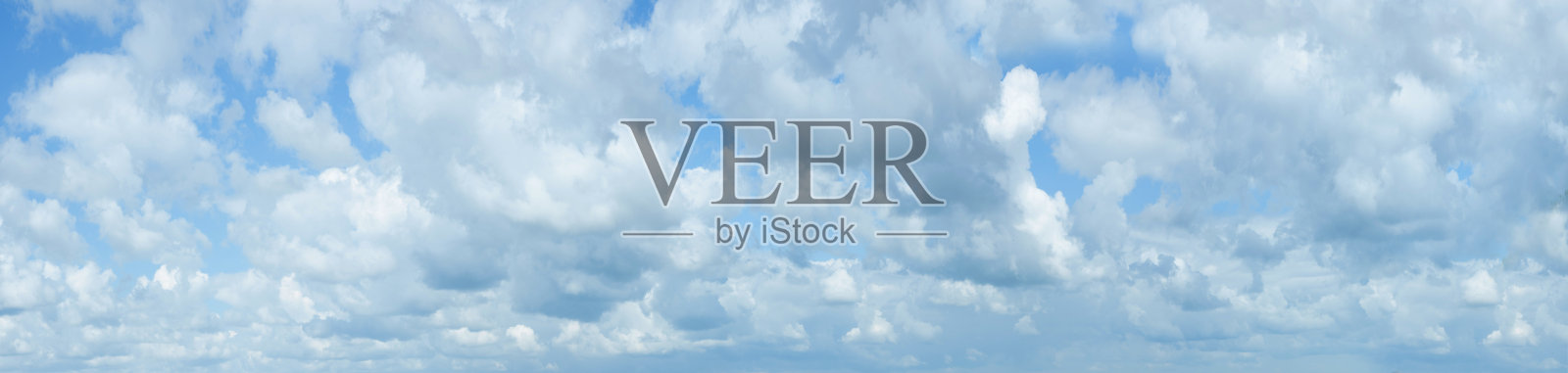 美丽的积云在蓝天上的全景。巨大的积云。照片摄影图片