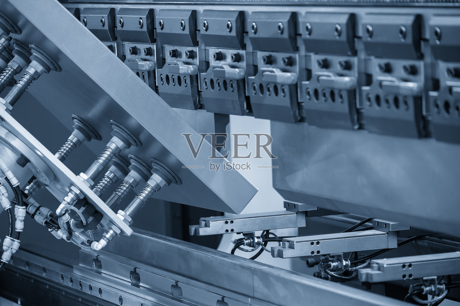 高科技弯管机在浅蓝色场景中的机器人系统操作。照片摄影图片