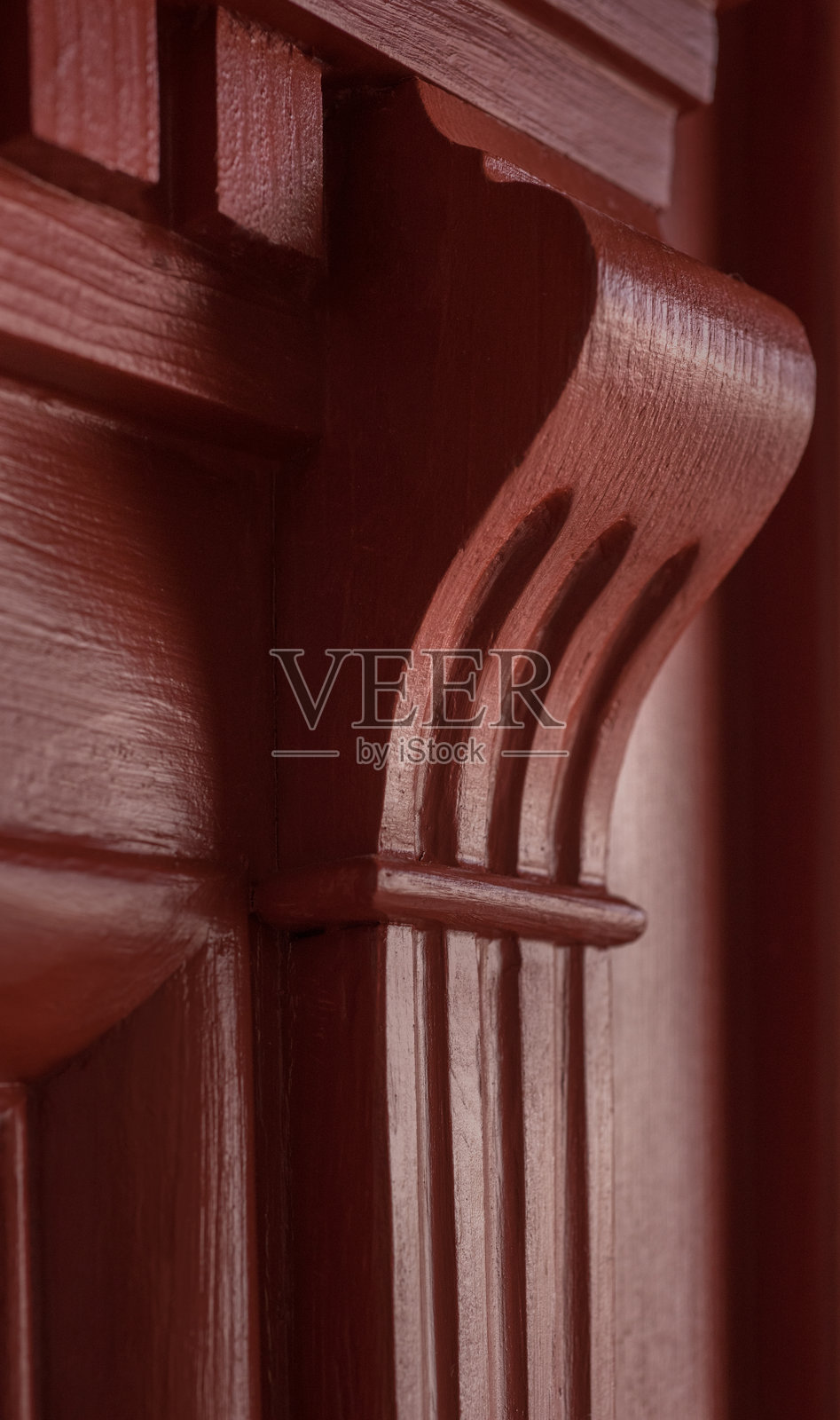 带有斜角的文艺复兴风格雕刻木托架特写。丰富的色彩突显了经典建筑细节。照片摄影图片