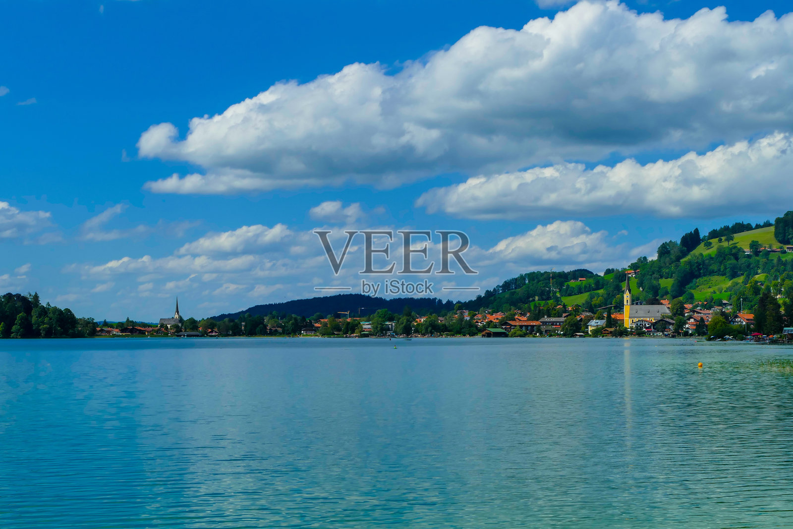 巴伐利亚的施利尔湖与背景中的教堂照片摄影图片