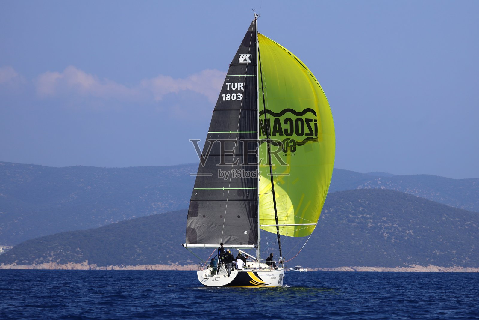 帆船在爱琴海的蓝色海水中迎风航行,地点位于著名的度假胜地博德鲁姆的海岸。照片摄影图片