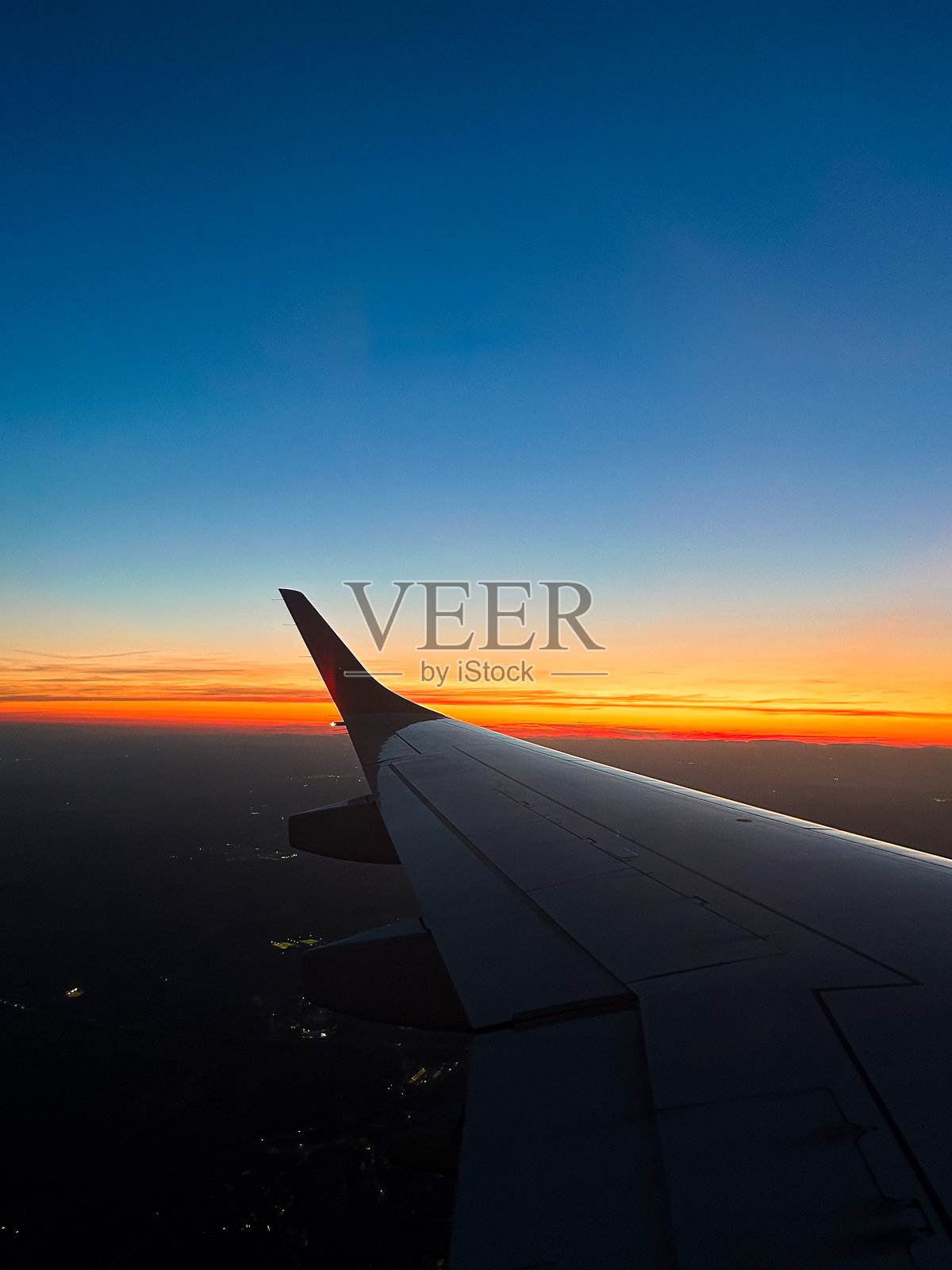 飞机窗外的日落景色照片摄影图片