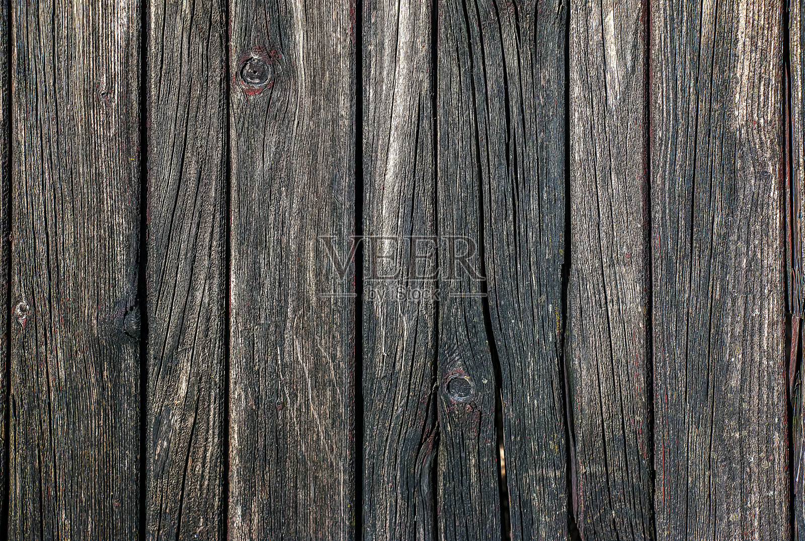 围栏特写。背景为深色自然木板。老旧风化木板的抽象纹理。照片摄影图片