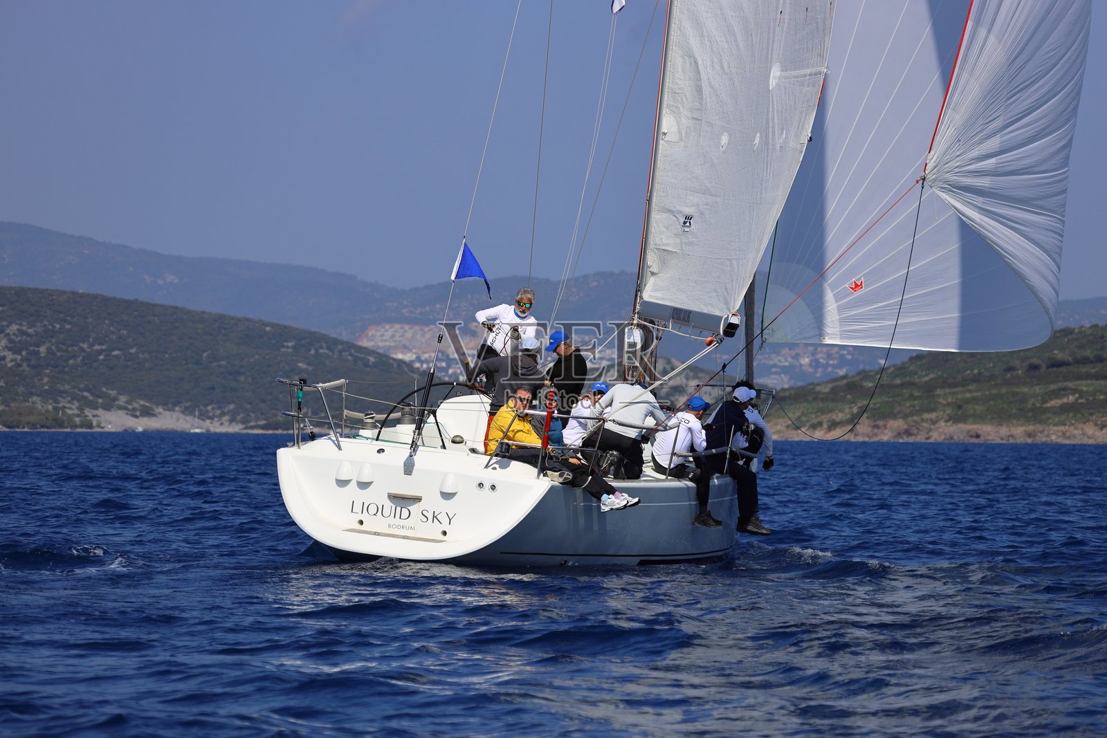 帆船在爱琴海的蓝色海水中迎风航行,地点位于著名的度假胜地博德鲁姆的海岸。照片摄影图片