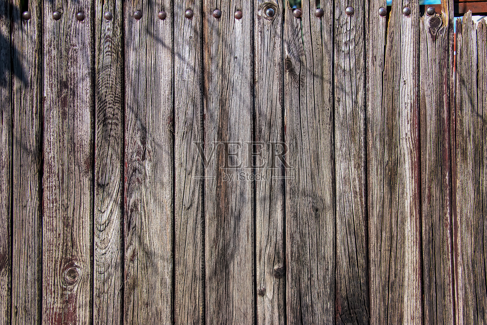 围栏特写。背景为深色自然老木板。抽象纹理。照片摄影图片
