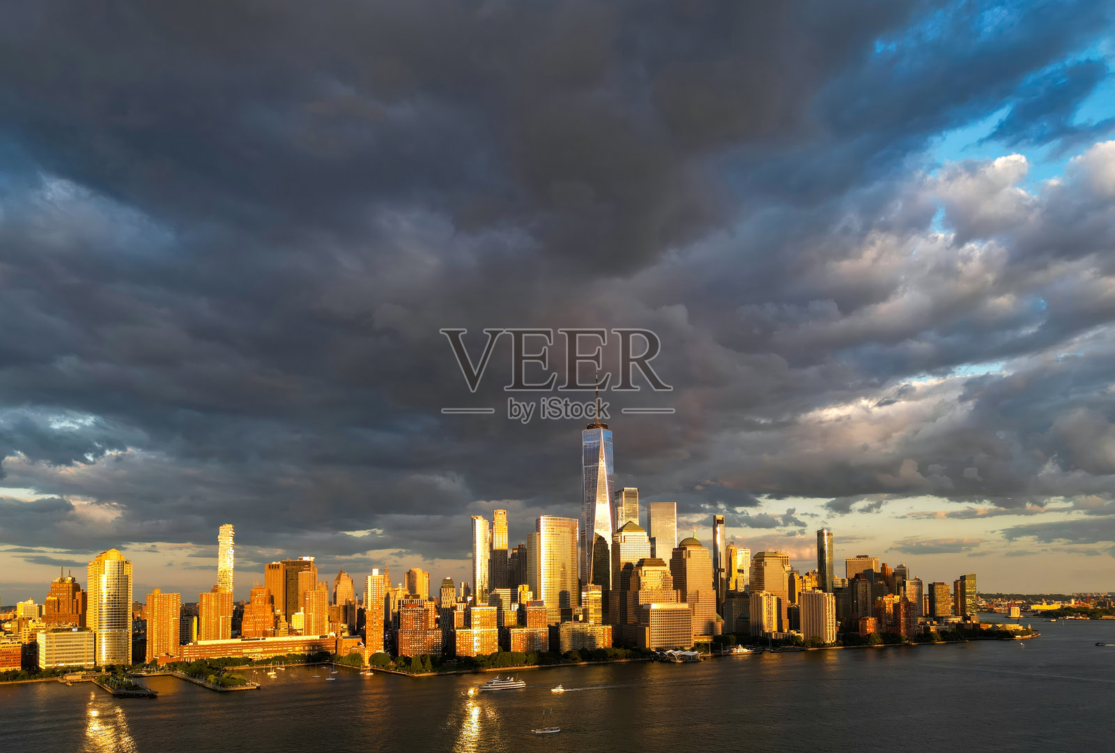 纽约市与天空。纽约市天际线与摩天大楼。纽约市天际线的航拍全景。曼哈顿天际线。纽约与哈德逊河。纽约市中心。俯瞰纽约摩天大楼。照片摄影图片