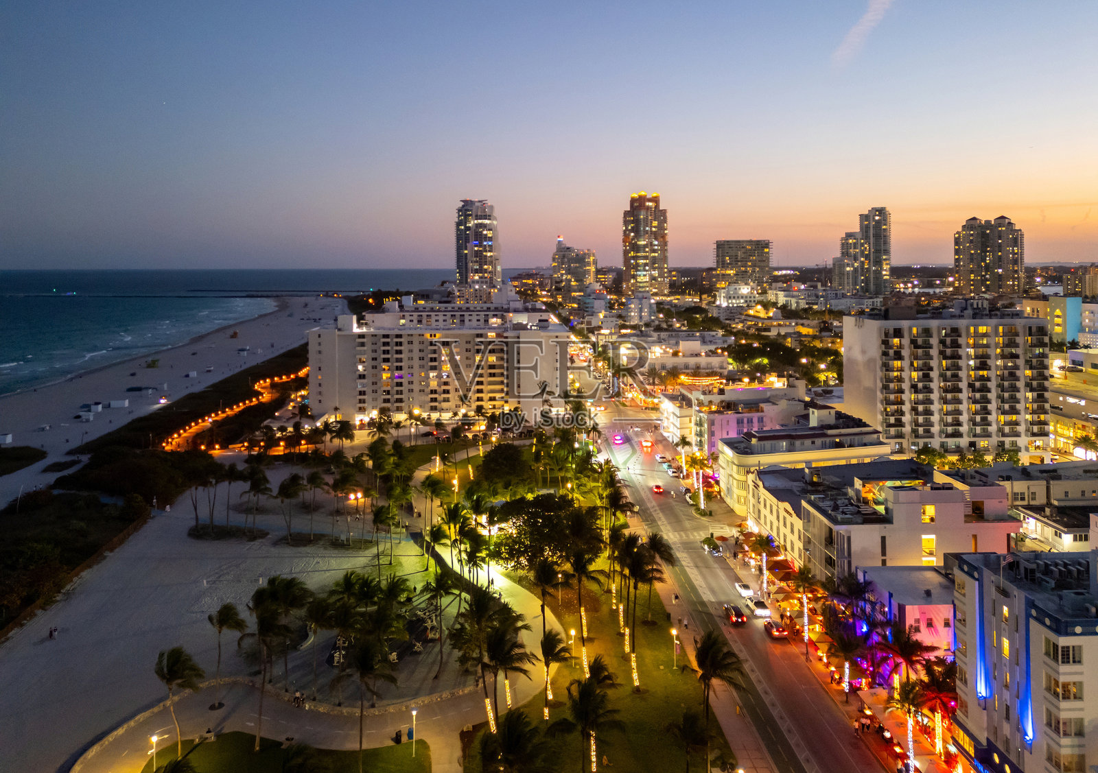 迈阿密市中心的城市风光与日落余晖。南海滩的热带天堂。迈阿密的午夜城市灯光。迈阿密天际线的水滨景观。迈阿密日出时的航拍镜头。霓虹艺术装饰风格。海洋大道。照片摄影图片