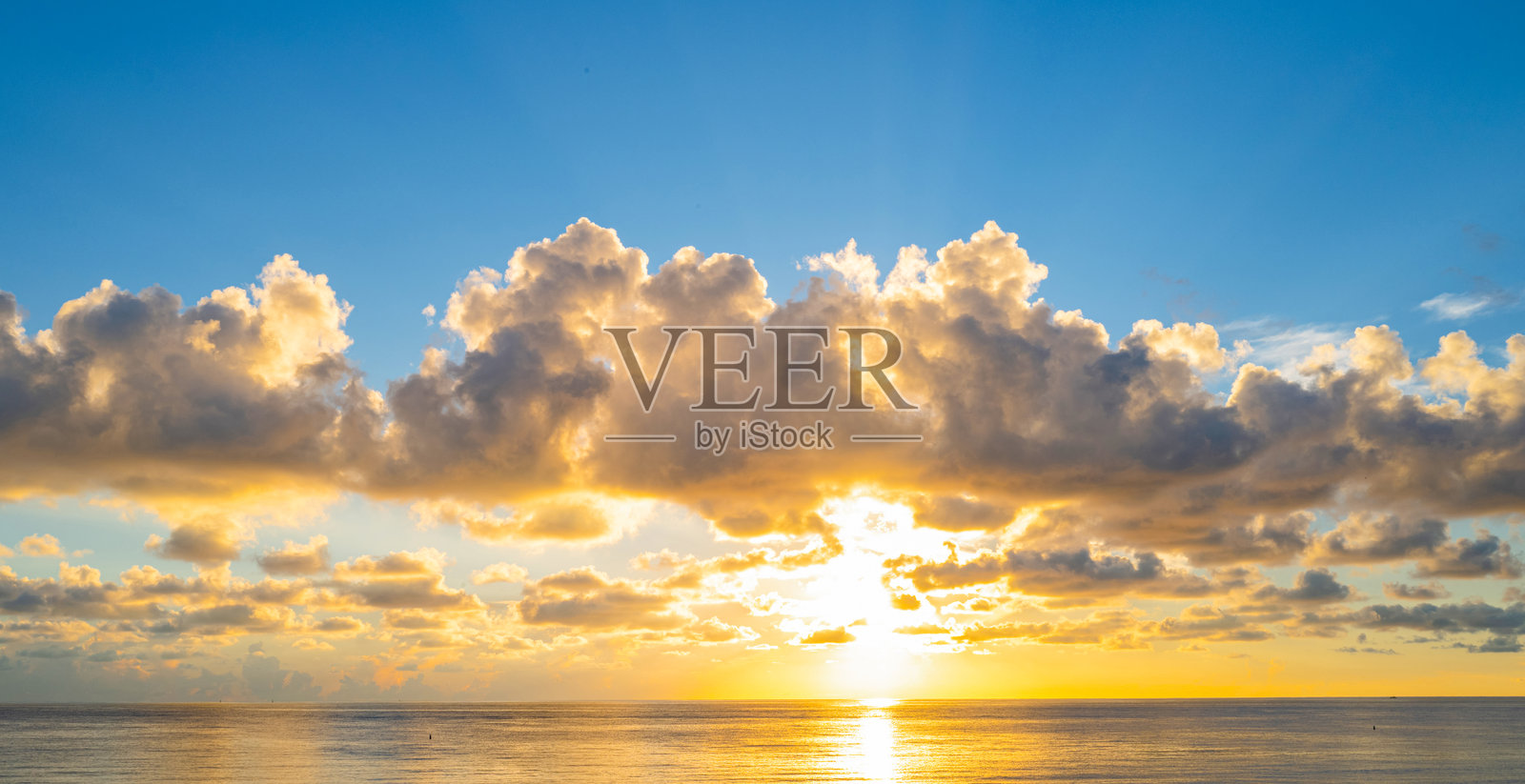 日出时的天空。日落背景。云层中的日出。黎明时分的天空，带有日出色彩。宁静的黎明，柔和的光线。戏剧性的黄昏日出与云彩。晴朗天空中的阳光。照片摄影图片