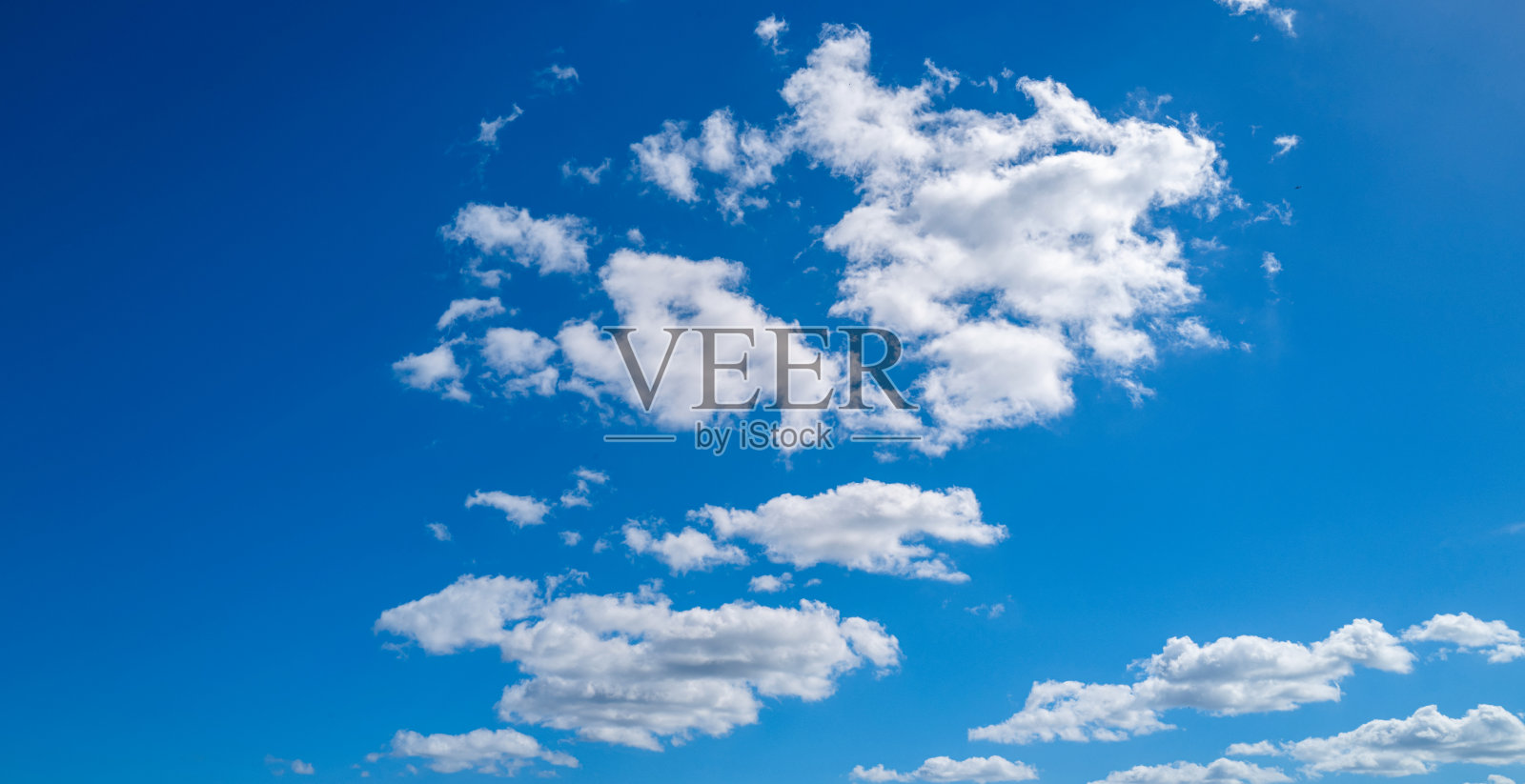 多云的天空。天空中的积云。云朵壁纸。天空背景。阳光照射下的多云天空。白云壁纸。蓝天与白云背景。田园般的云朵。照片摄影图片