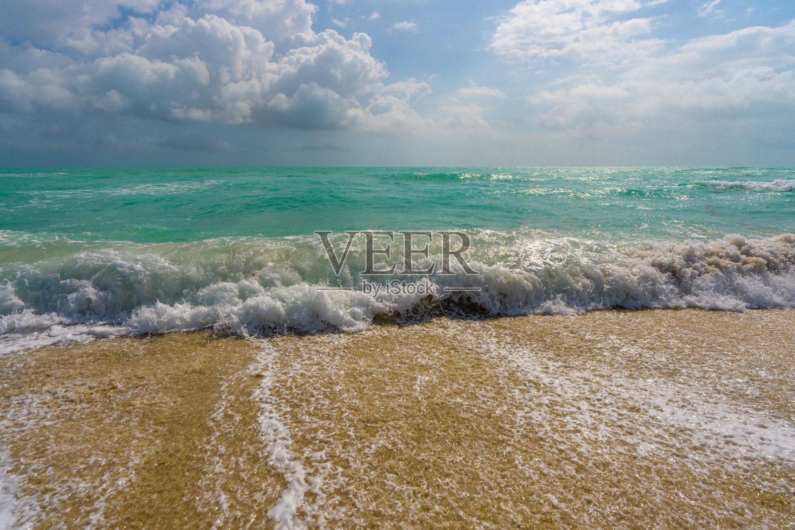 海滩海岸。五彩斑斓的海水。温暖的海洋微风。夏季海滩。海洋背景。蓝色海洋。沙滩。海浪。夏季海边。热带海岸线。泡沫浪花。照片摄影图片