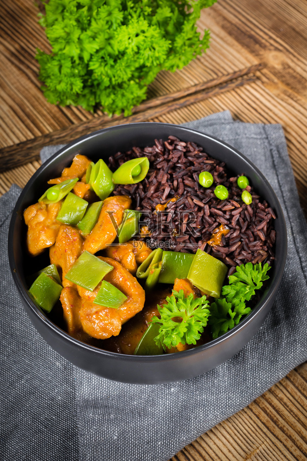 泰式红咖喱鸡配黑米。照片摄影图片