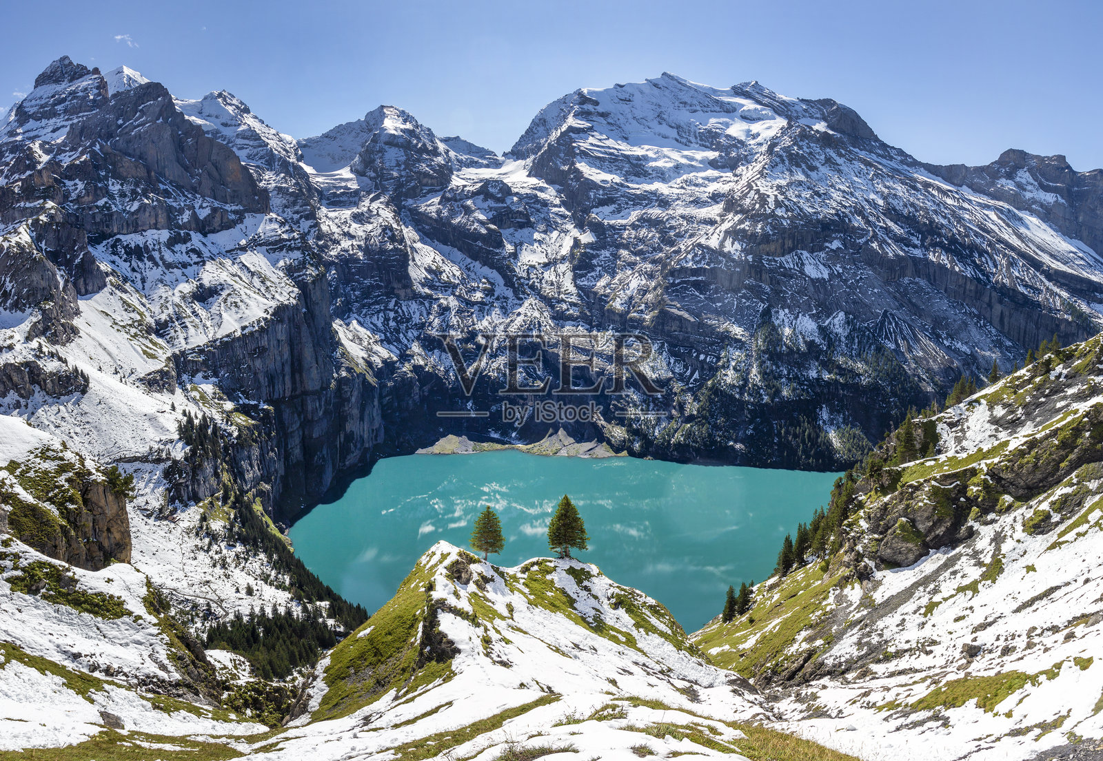 奥赫金湖的景色。瑞士阿尔卑斯山，坎德施泰格地区。蓝色的高山湖泊，背景是松树和山脉。照片摄影图片