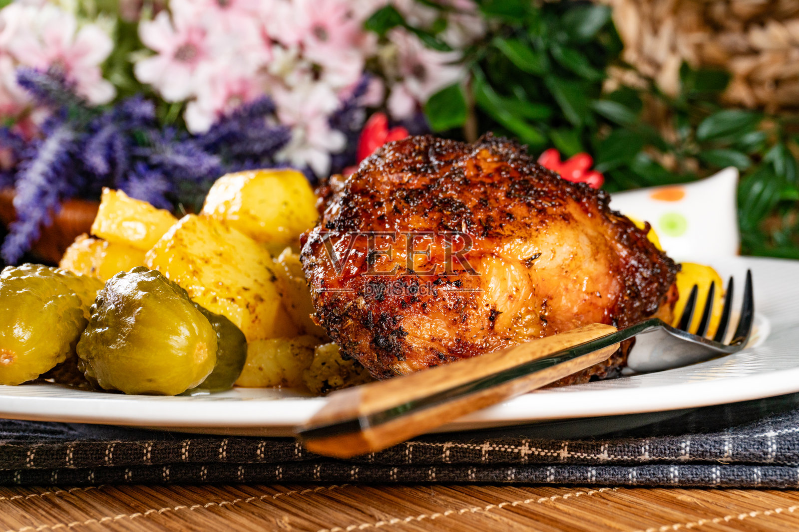 美味的烤鸡腿部。照片摄影图片