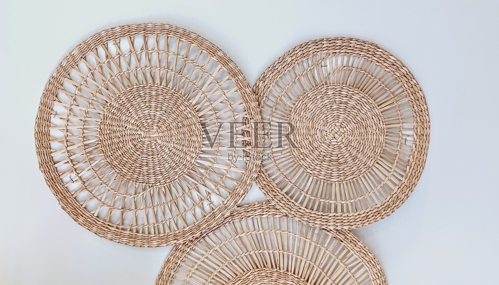 藤编墙面装饰。藤编墙面饰品。照片摄影图片