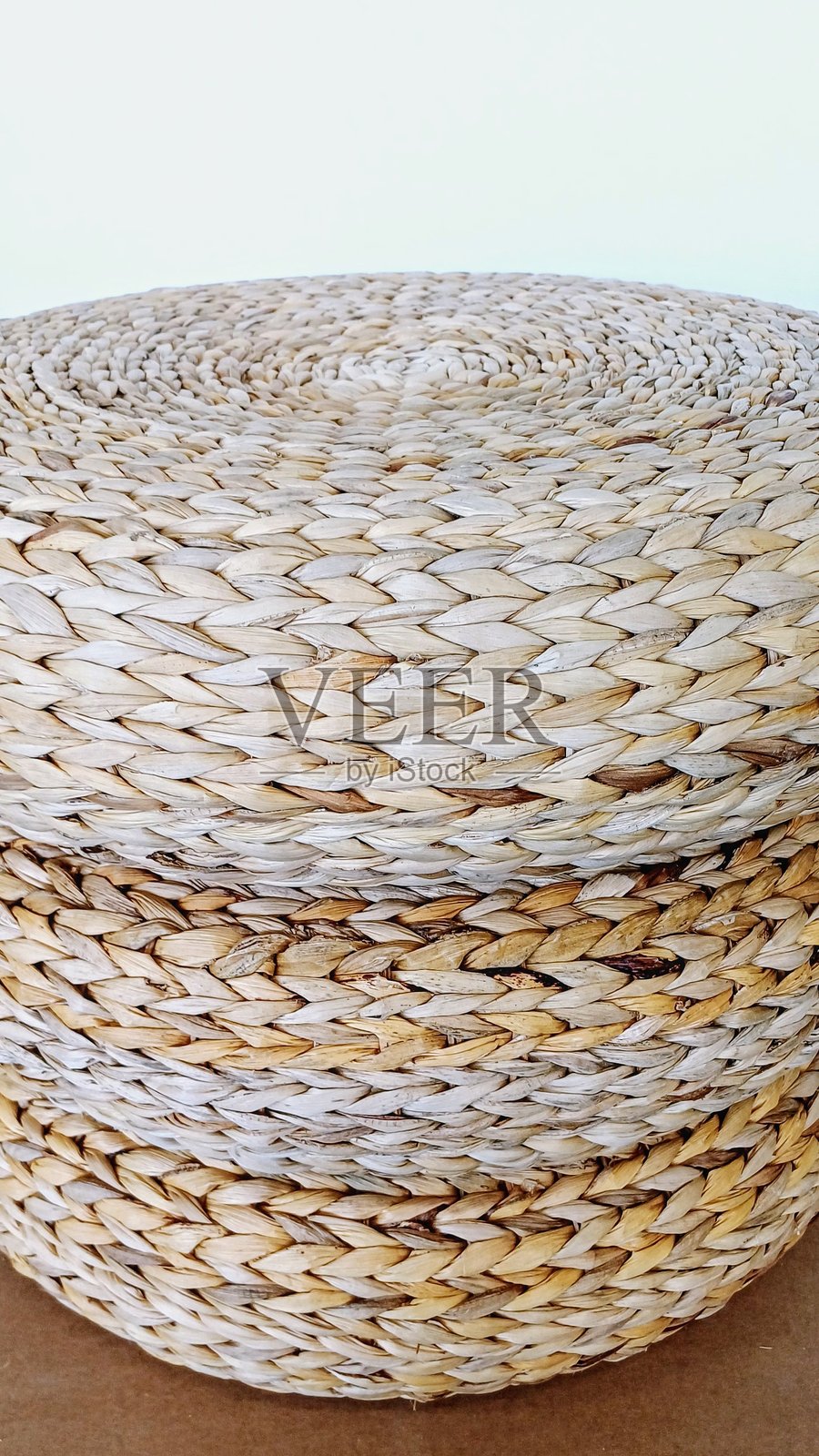 两个藤编装饰垫照片摄影图片