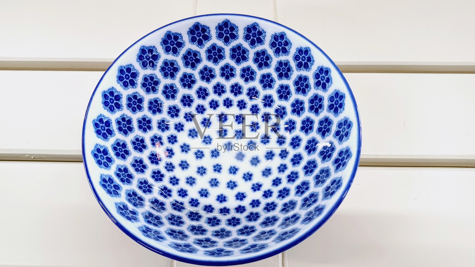 白色桌子上的蓝色瓷器空碗照片摄影图片