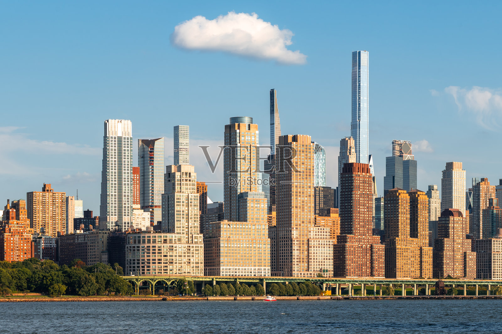 纽约市上西区摩天大楼和河滨公园的景观。哈德逊河上的曼哈顿天际线。照片摄影图片