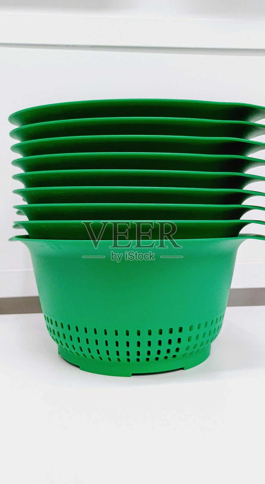 绿色塑料桶叠放在一起照片摄影图片