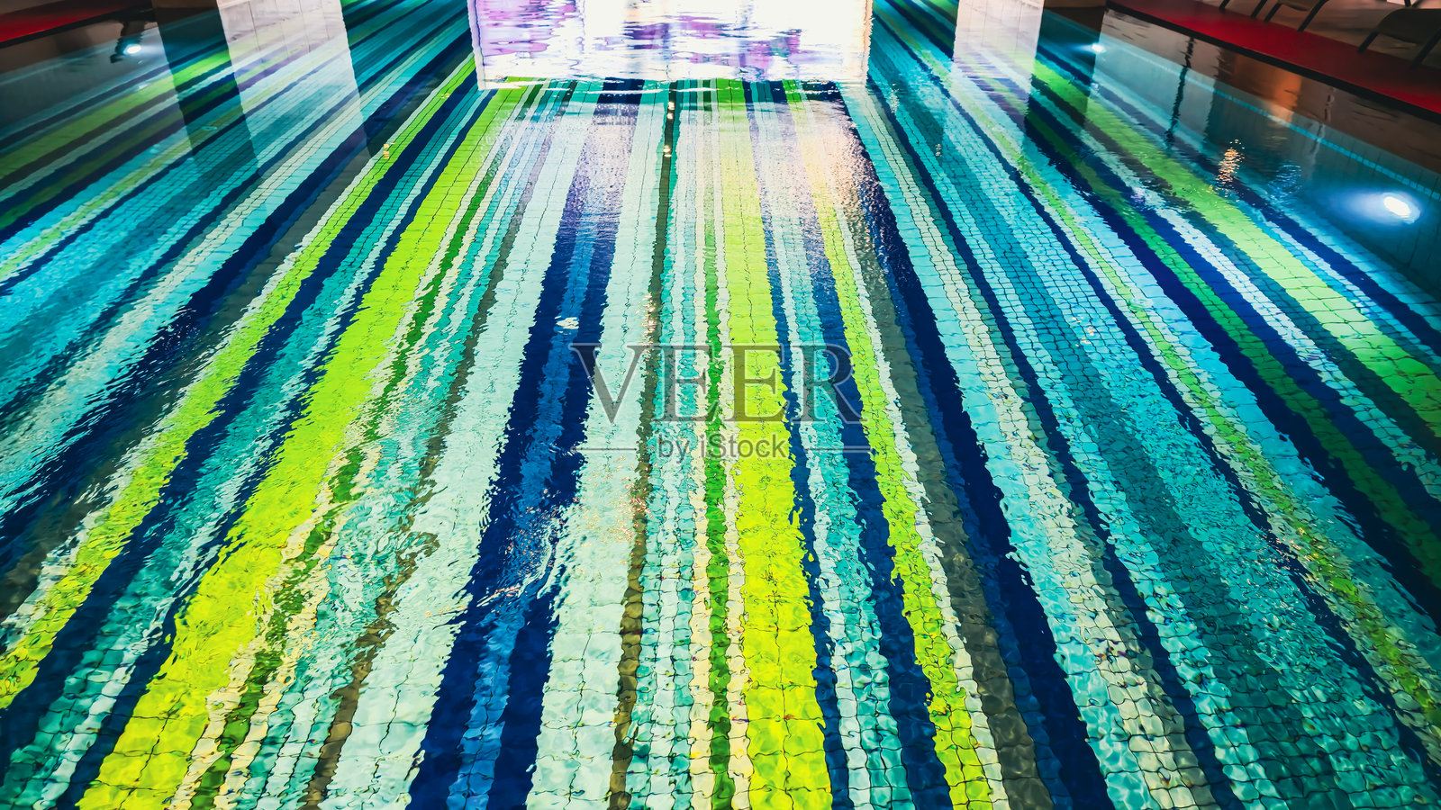 室内游泳池的装饰瓷砖照片摄影图片