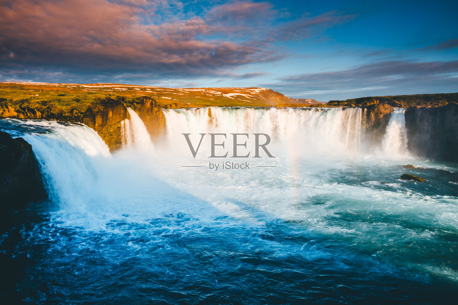 壮观的戈达瀑布场景。地点：冰岛巴达达尔峡谷，欧洲。照片摄影图片