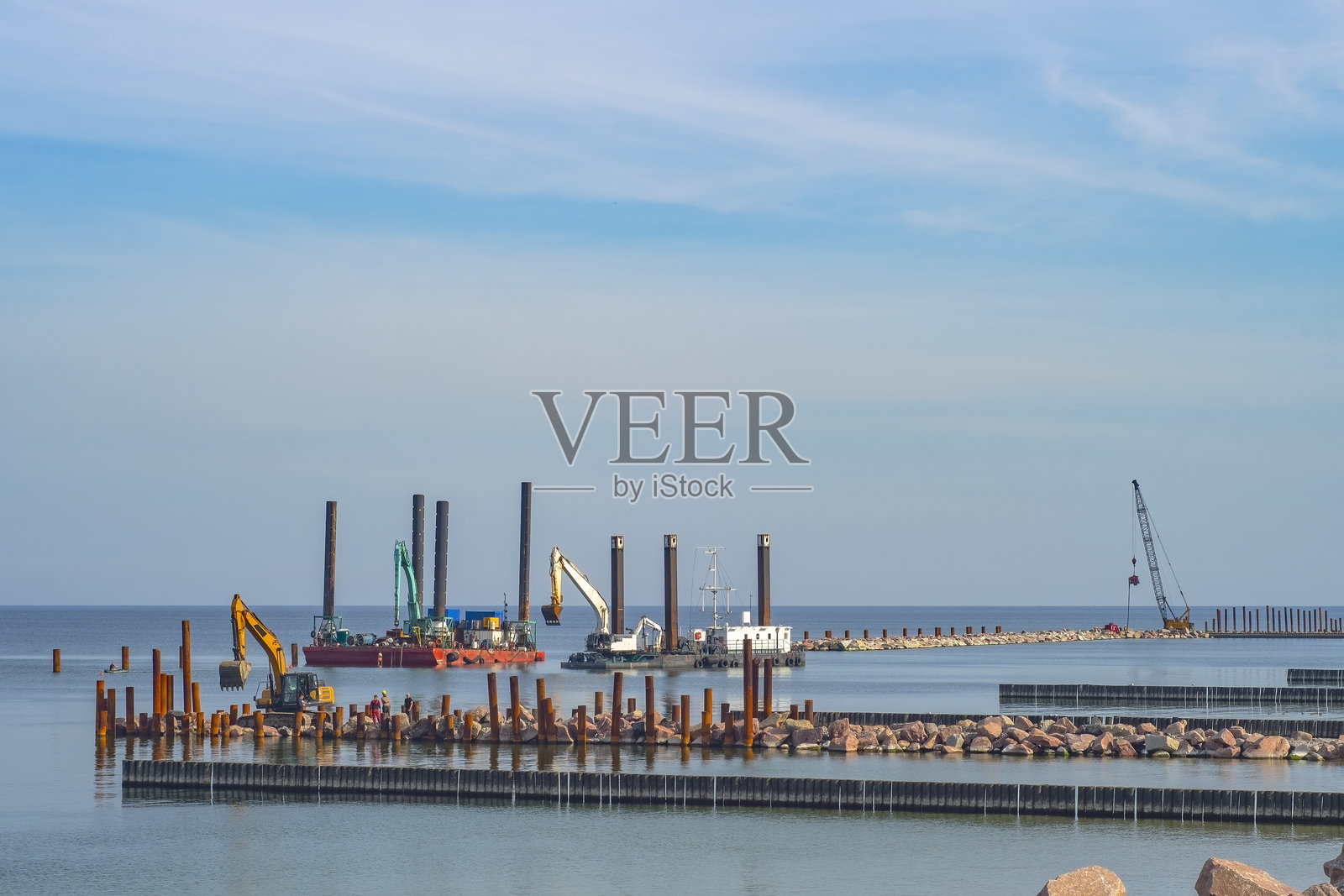 海湾沿岸建设的全景。使用施工设备进行防波堤的建设。市政当局对海岸的开发。照片摄影图片