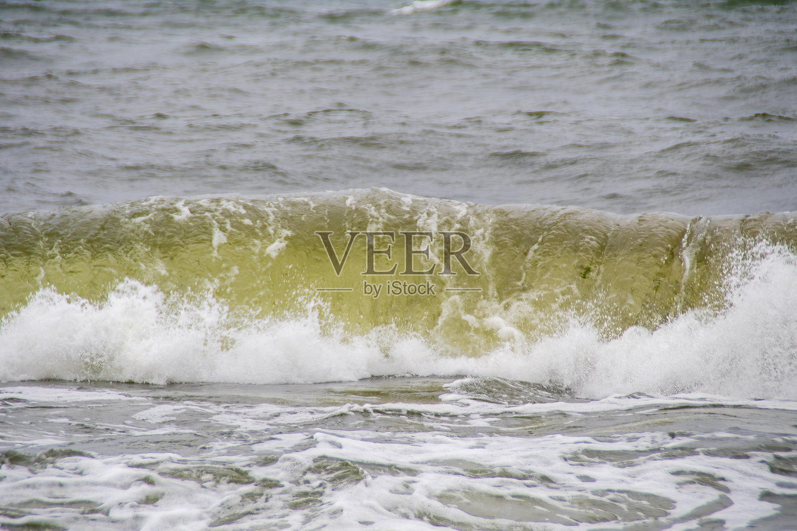 海浪在沙滩上翻滚。海洋近岸的特写。以水边旅游和家庭度假为主题的背景。照片摄影图片