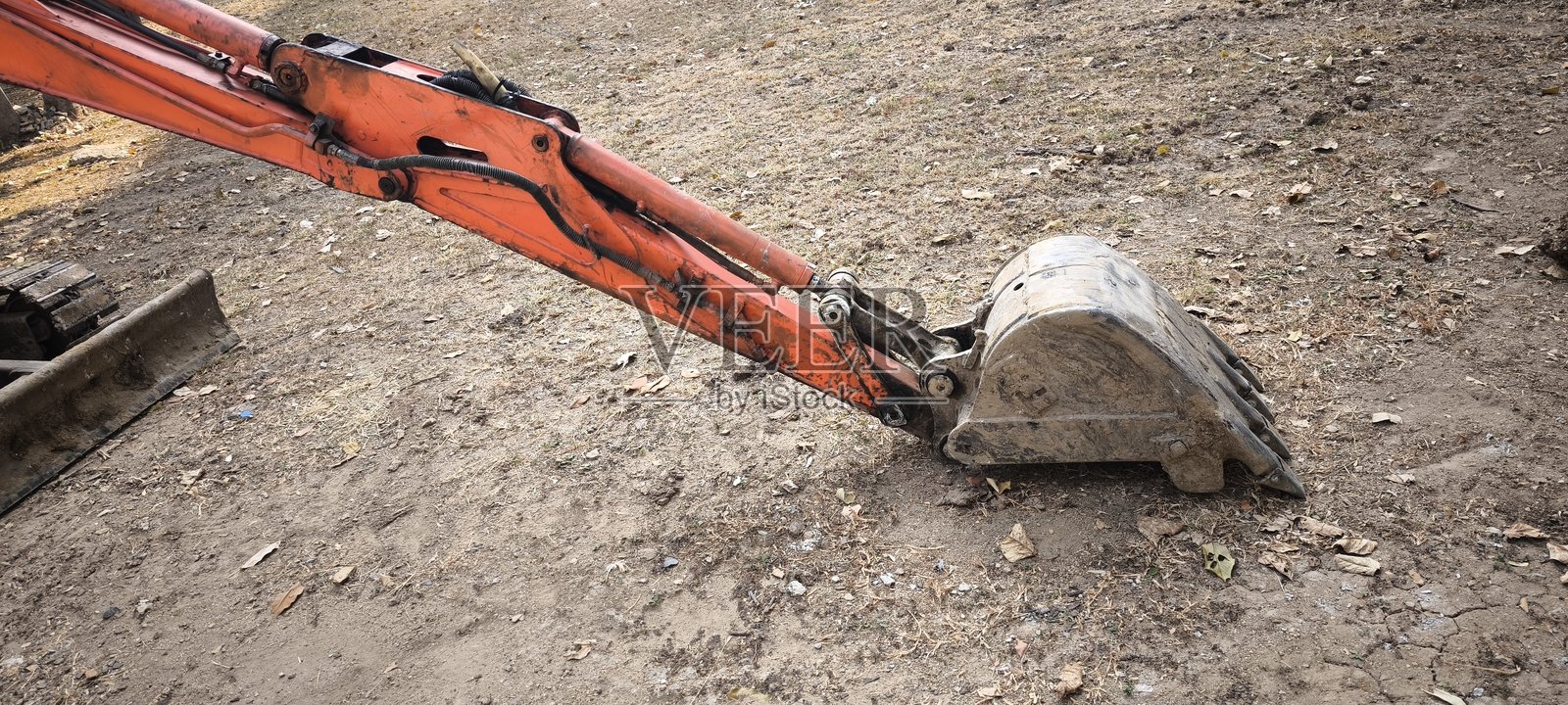 挖掘机在进行土方作业。反铲挖掘机挖沙。照片摄影图片