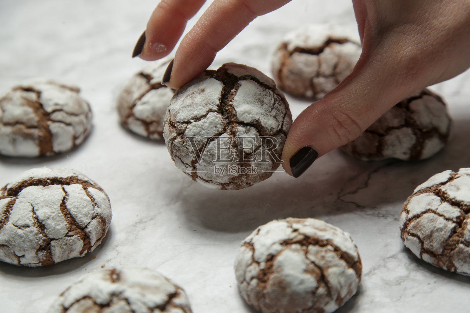 乡村风格的巧克力奶油饼干，撒上糖粉照片摄影图片