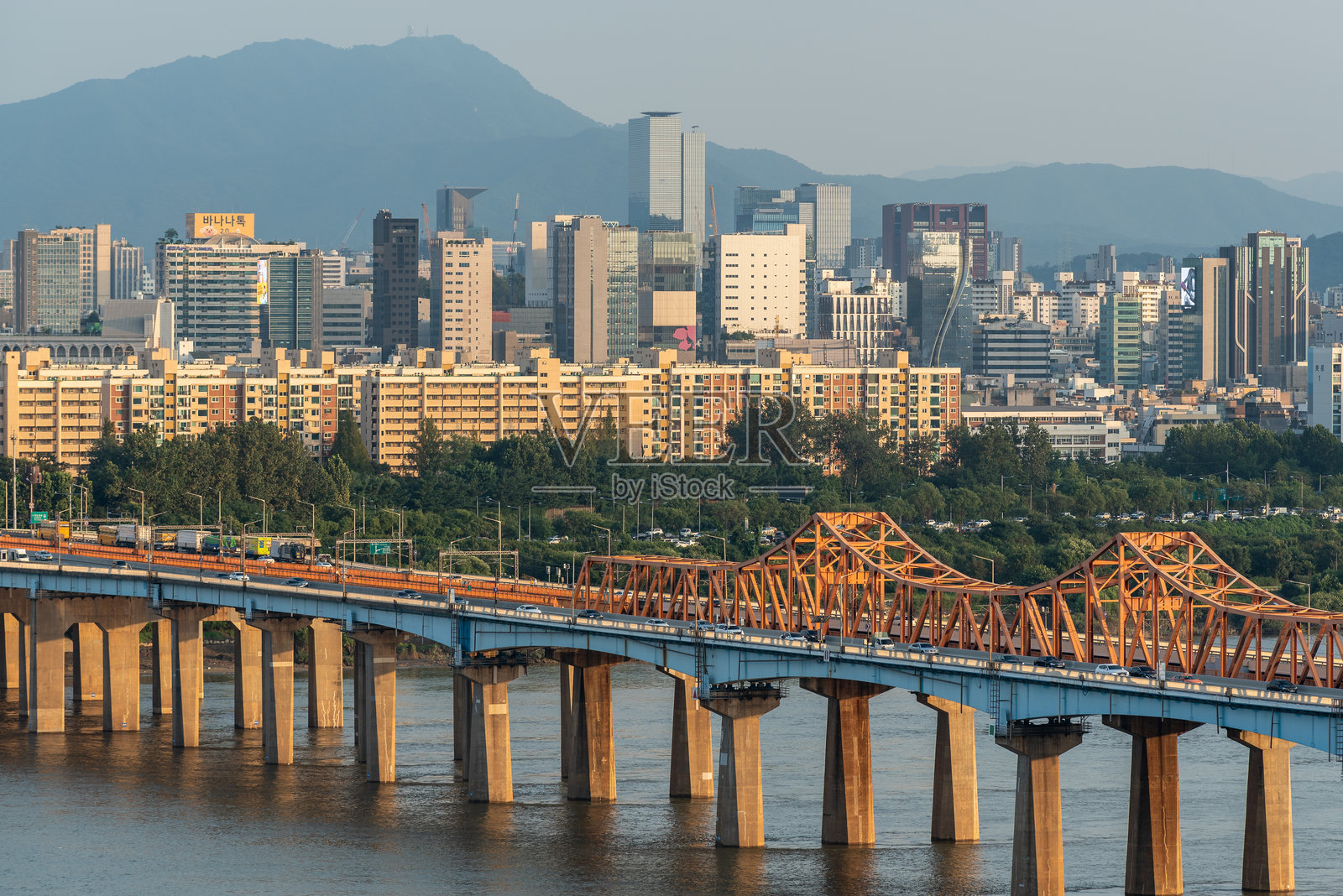 汉江和韩国首都首尔的城市风景照片摄影图片