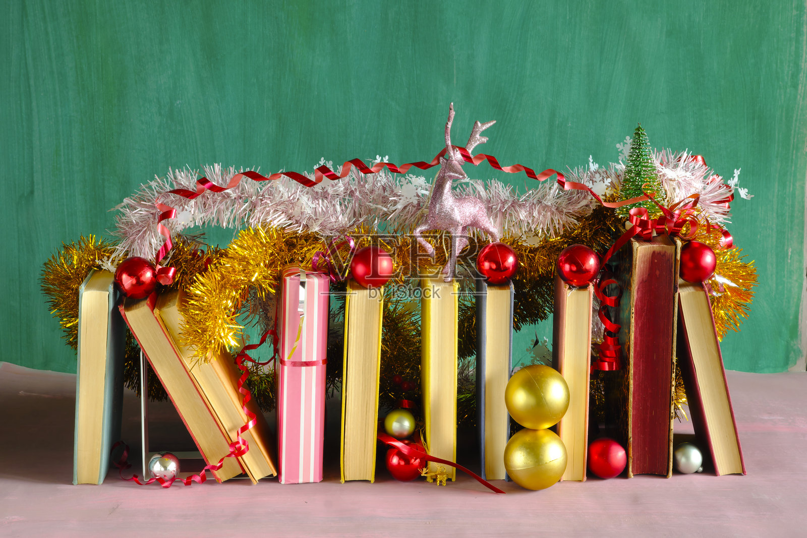 作为圣诞礼物的书籍照片摄影图片