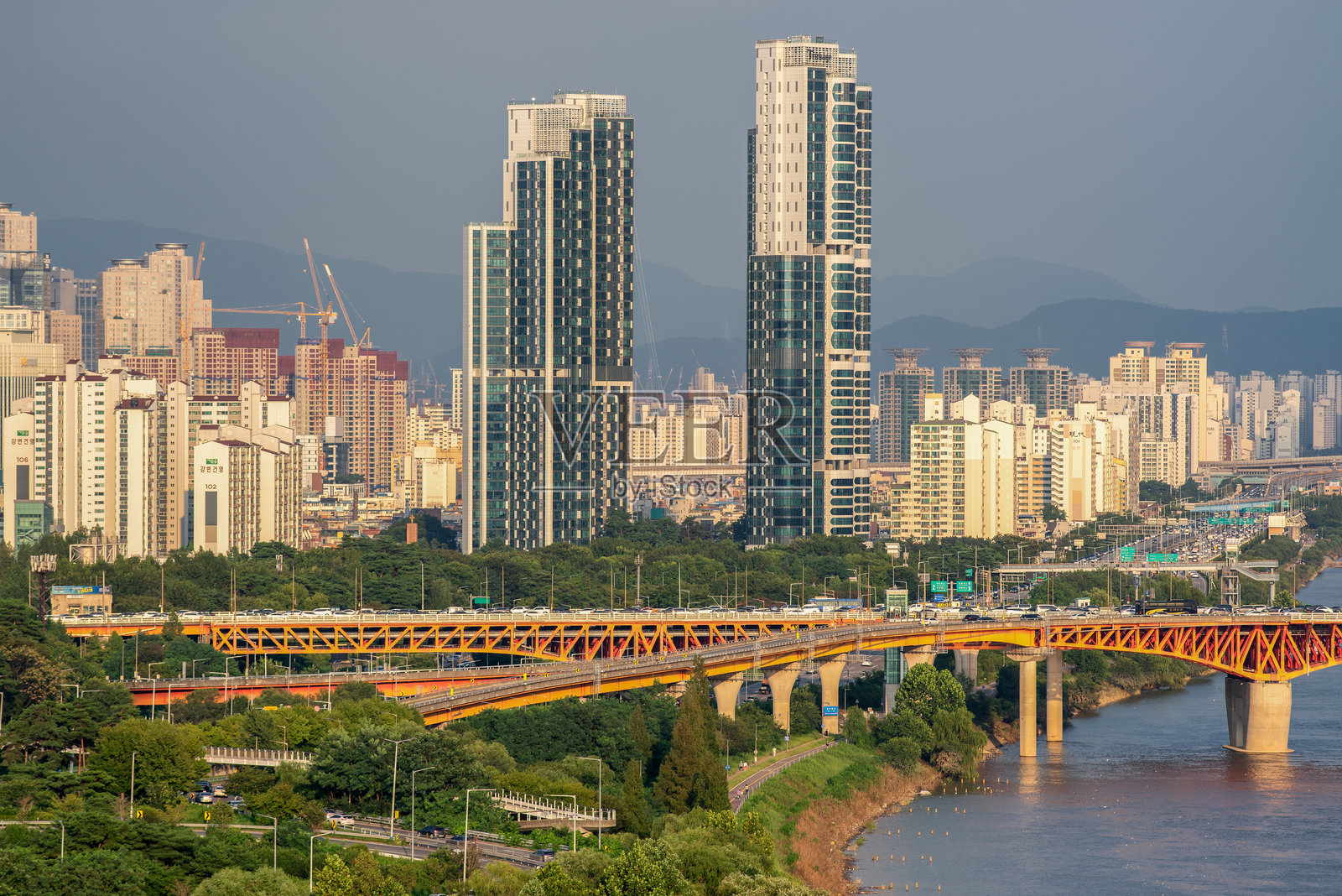 汉江和韩国首都首尔的城市风景照片摄影图片