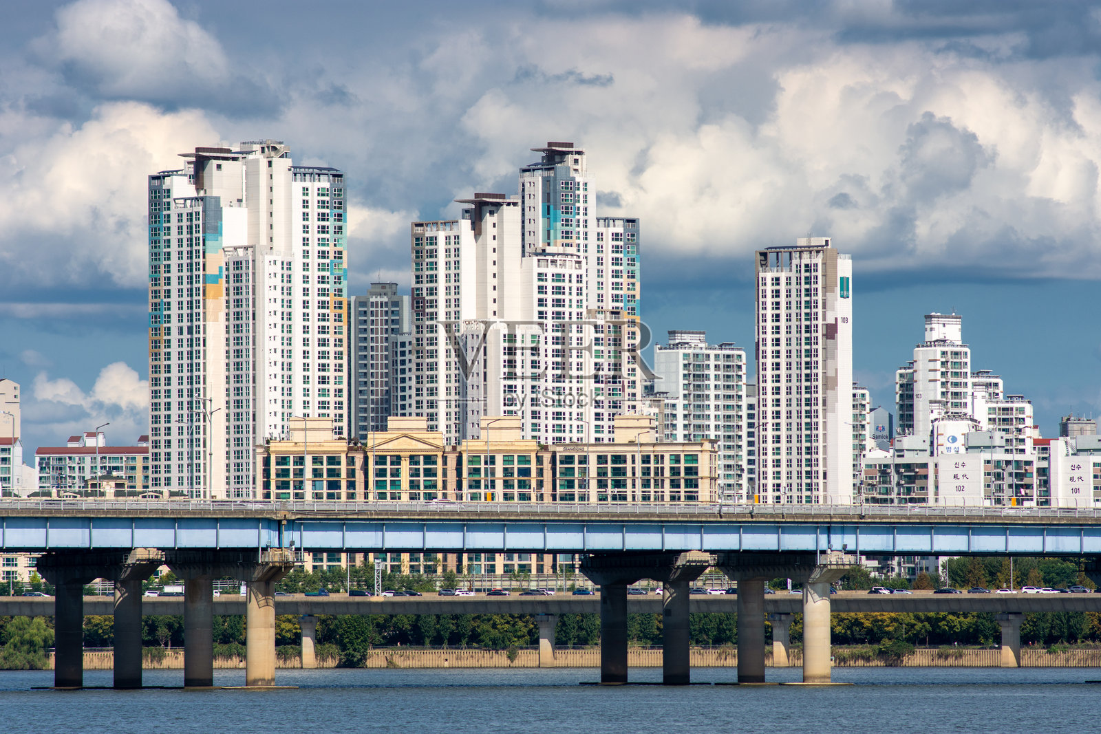 汉江和首尔城市景观的全景，首尔是韩国的首都照片摄影图片