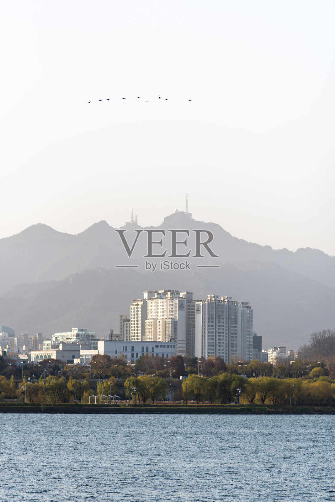 汉江和首尔城市景观的全景，首尔是韩国的首都照片摄影图片