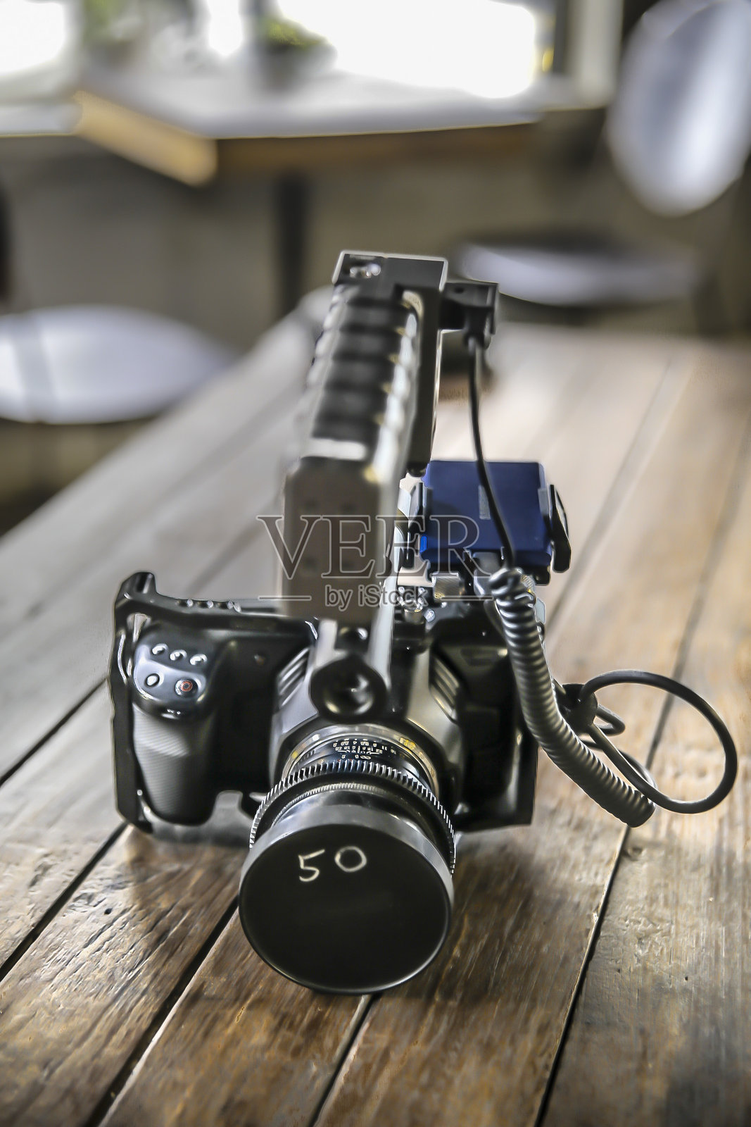 复古风格的木桌上的专业相机照片摄影图片